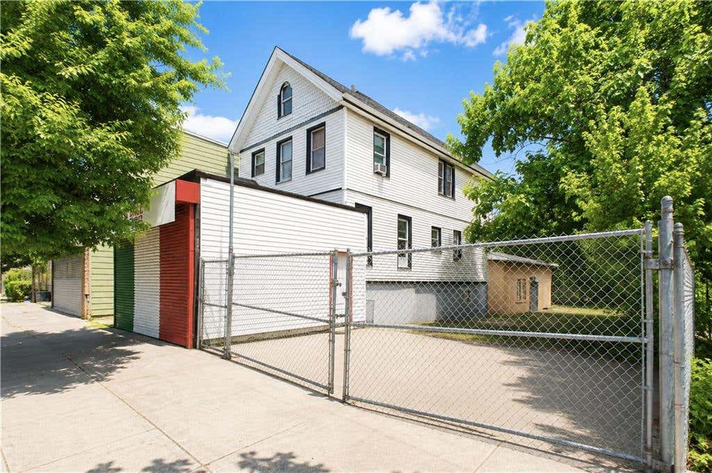 Photo of 693 Henderson Avenue, Staten Island, NY 10310 (MLS # 502794)