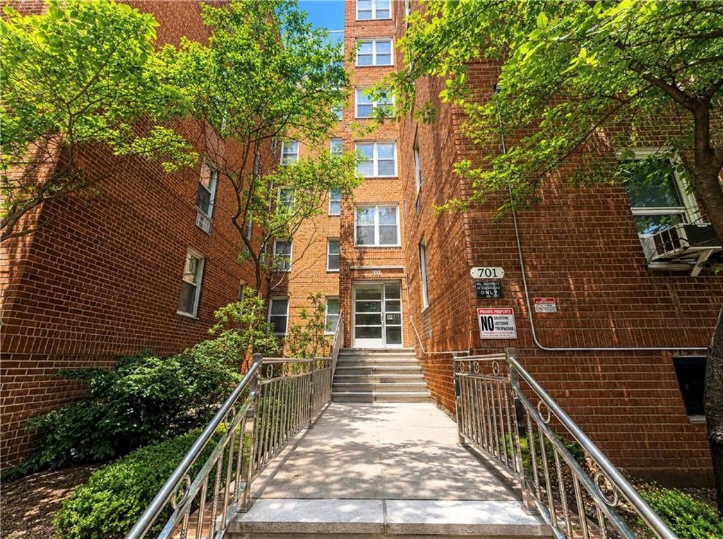 Photo of 701 Gerald Court #2E, Brooklyn, NY 11235 (MLS # 501581)