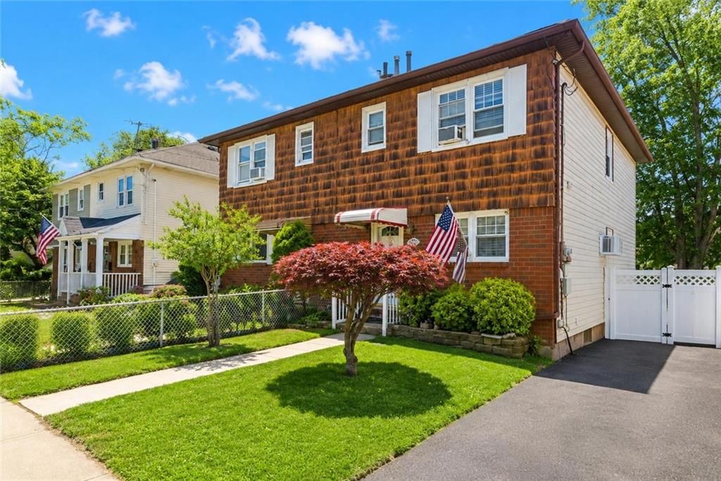 Photo of 176 Tysens Lane, Staten Island, NY 10306 (MLS # 502138)