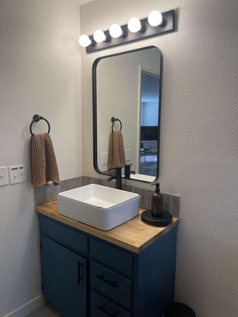 Tiny photo for 52960 Snow Flake Lane, La Pine, OR 97739 (MLS # 220215338)