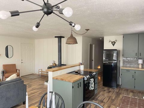 Tiny photo for 52960 Snow Flake Lane, La Pine, OR 97739 (MLS # 220215338)