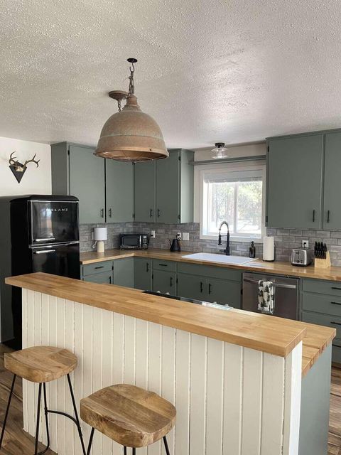 Tiny photo for 52960 Snow Flake Lane, La Pine, OR 97739 (MLS # 220215338)