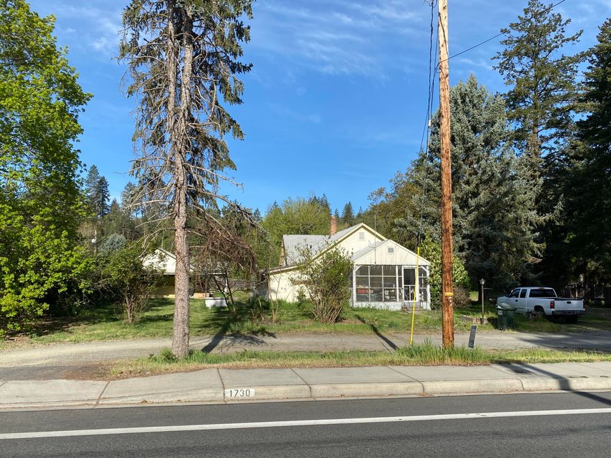 City services with amenities. 3 to 4 buildable lots. Investment opportunity. This is a great opportunity to build close to the hospital and shopping centers.
