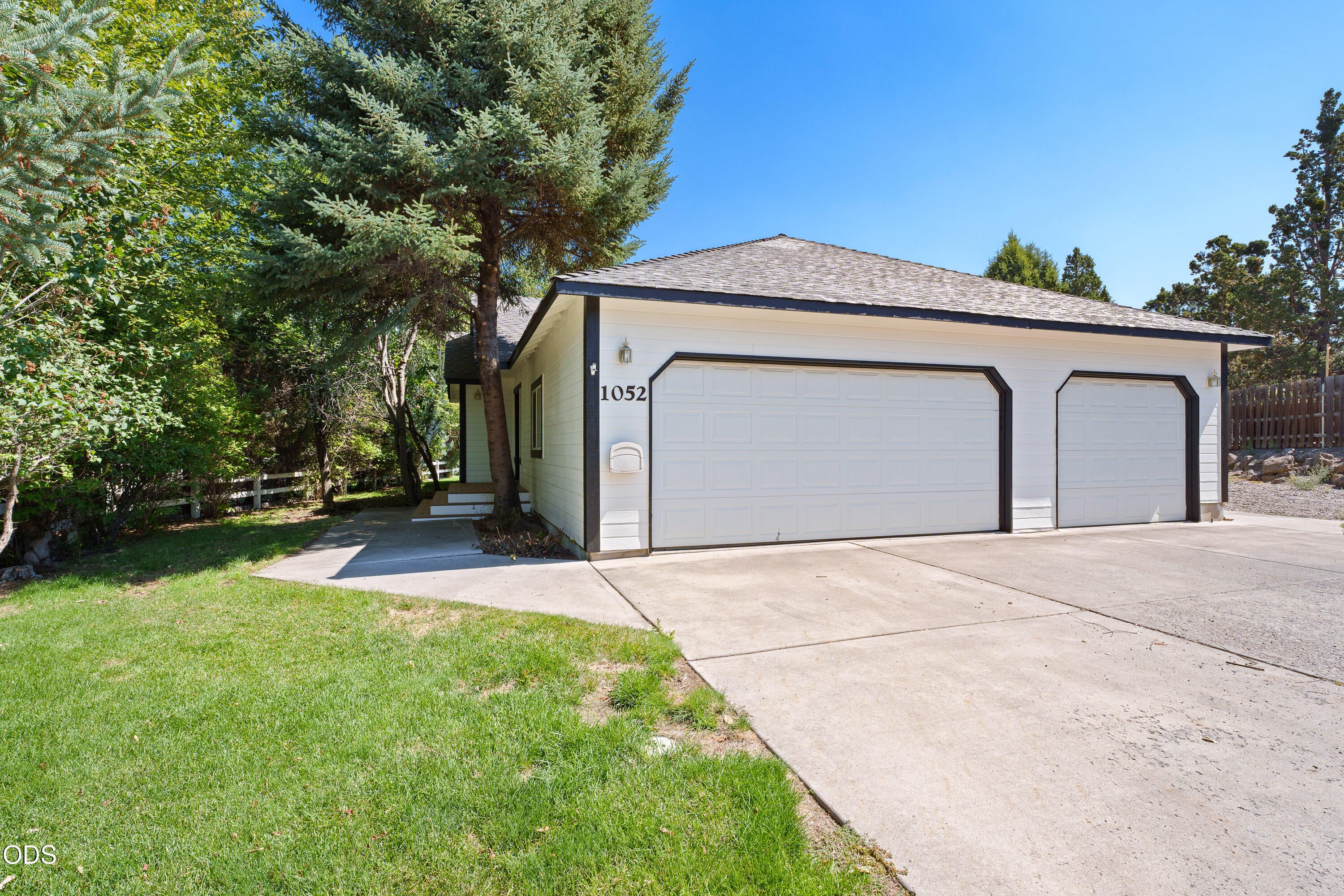 1052 NE Francis Court