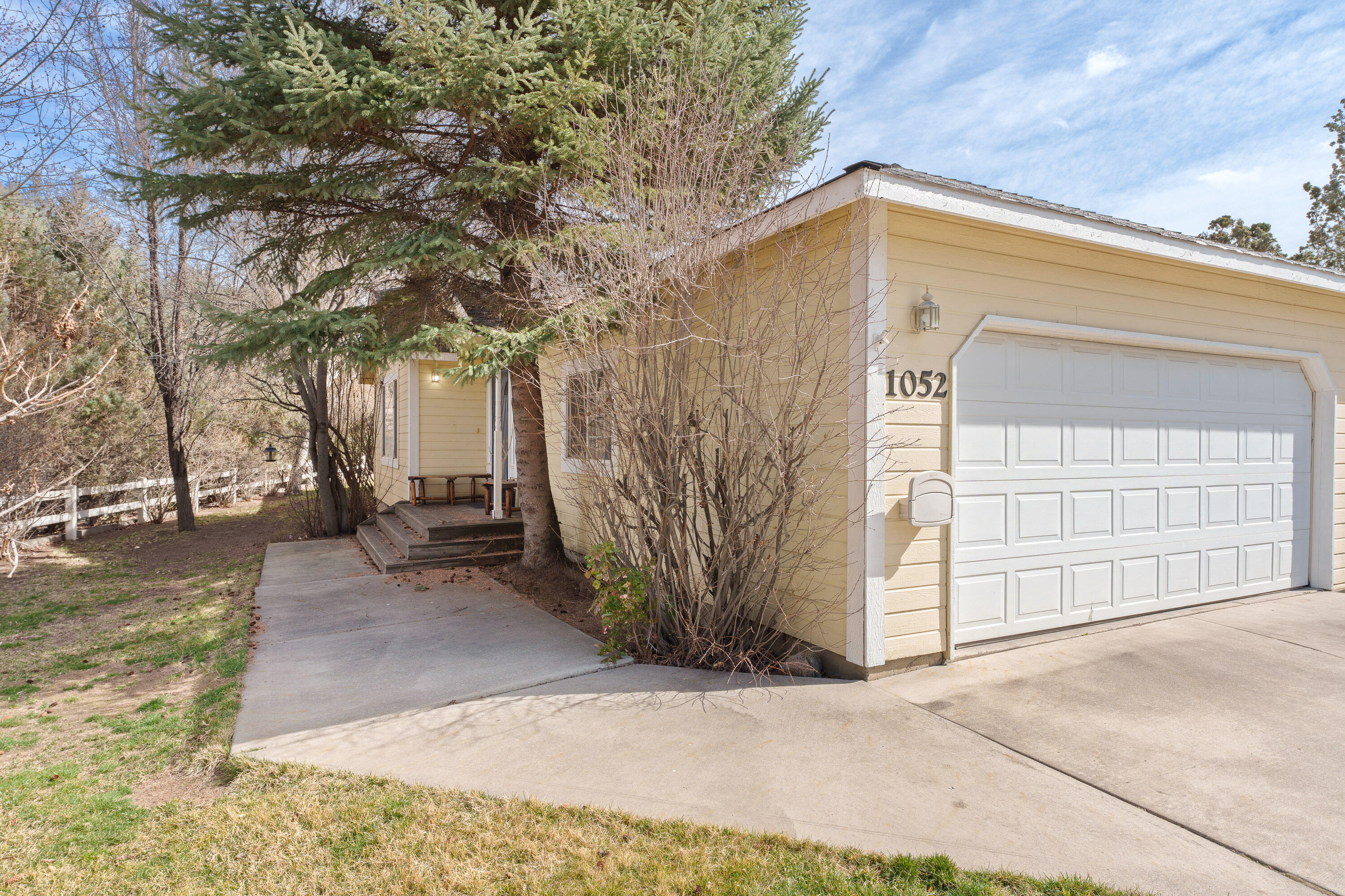 1052 NE Francis Court