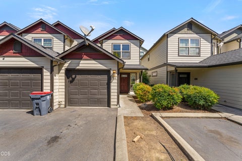 Photo of 139 Casey Way, Central Point, OR 97502 (MLS # 220228400)