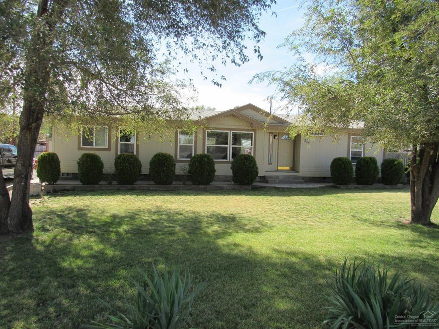 Neat and clean place that is very affordable. Room to park RV or Boat.