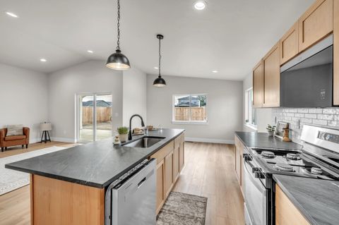 Tiny photo for 51779 Morning Pine Drive #134, La Pine, OR 97739 (MLS # 220195955)