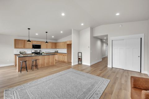 Tiny photo for 51779 Morning Pine Drive #134, La Pine, OR 97739 (MLS # 220195955)