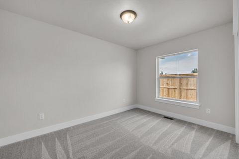 Tiny photo for 51779 Morning Pine Drive #134, La Pine, OR 97739 (MLS # 220195955)