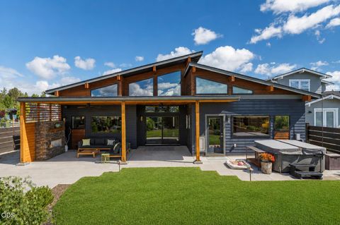 Tiny photo for 471 E Diamond Peak Avenue, Sisters, OR 97759 (MLS # 220223209)