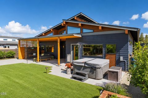 Tiny photo for 471 E Diamond Peak Avenue, Sisters, OR 97759 (MLS # 220223209)