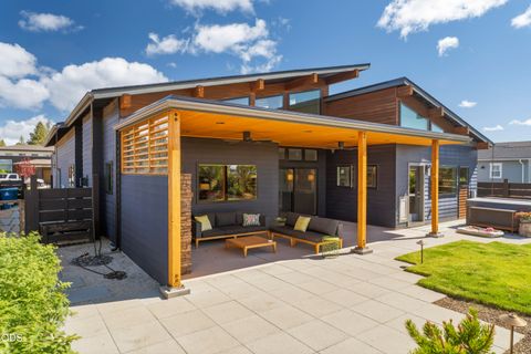 Tiny photo for 471 E Diamond Peak Avenue, Sisters, OR 97759 (MLS # 220223209)
