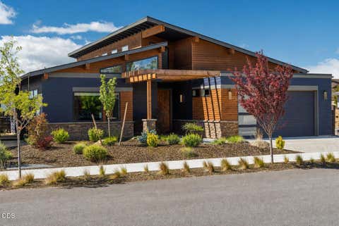 Photo of 471 E Diamond Peak Avenue, Sisters, OR 97759 (MLS # 220223209)