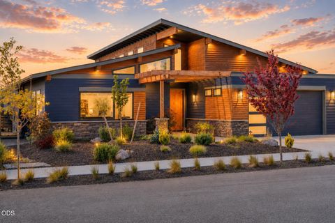 Tiny photo for 471 E Diamond Peak Avenue, Sisters, OR 97759 (MLS # 220223209)
