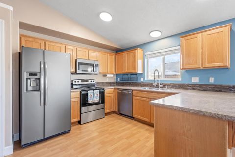 Tiny photo for 986 NE Mahogany Street, Prineville, OR 97754 (MLS # 220215457)