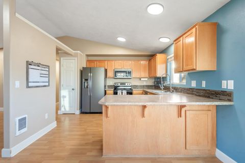 Tiny photo for 986 NE Mahogany Street, Prineville, OR 97754 (MLS # 220215457)