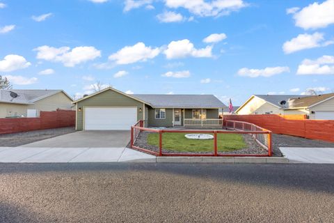 Tiny photo for 986 NE Mahogany Street, Prineville, OR 97754 (MLS # 220215457)