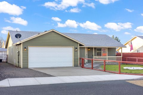 Photo of 986 NE Mahogany Street, Prineville, OR 97754 (MLS # 220215457)