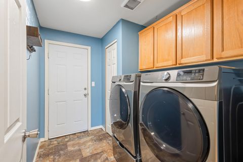 Tiny photo for 986 NE Mahogany Street, Prineville, OR 97754 (MLS # 220215457)