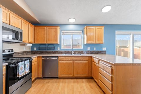 Tiny photo for 986 NE Mahogany Street, Prineville, OR 97754 (MLS # 220215457)