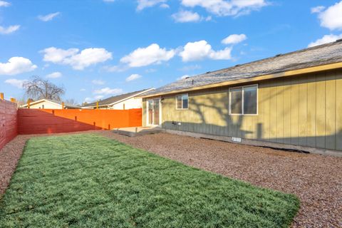 Tiny photo for 986 NE Mahogany Street, Prineville, OR 97754 (MLS # 220215457)