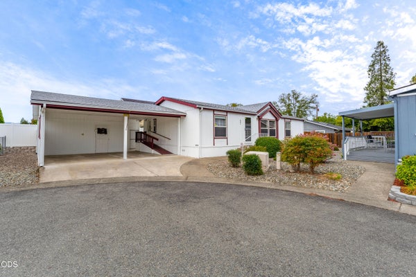 461 WHISPERING WILLOW DR, GRANTS PASS, OR 97527 - Image 008f6cb75fcf08a9c648fd3dfe193ecb/4097665243