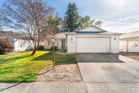 Photo of 336 Sandi Way, Eagle Point, OR 97524 (MLS # 220229154)