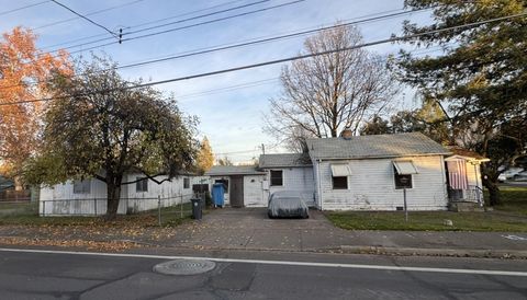 Photo of 1052 W 12th Street, Medford, OR 97501 (MLS # 220215701)