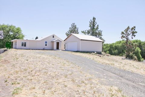 Photo of 385 SE B Street, Madras, OR 97741 (MLS # 220211713)