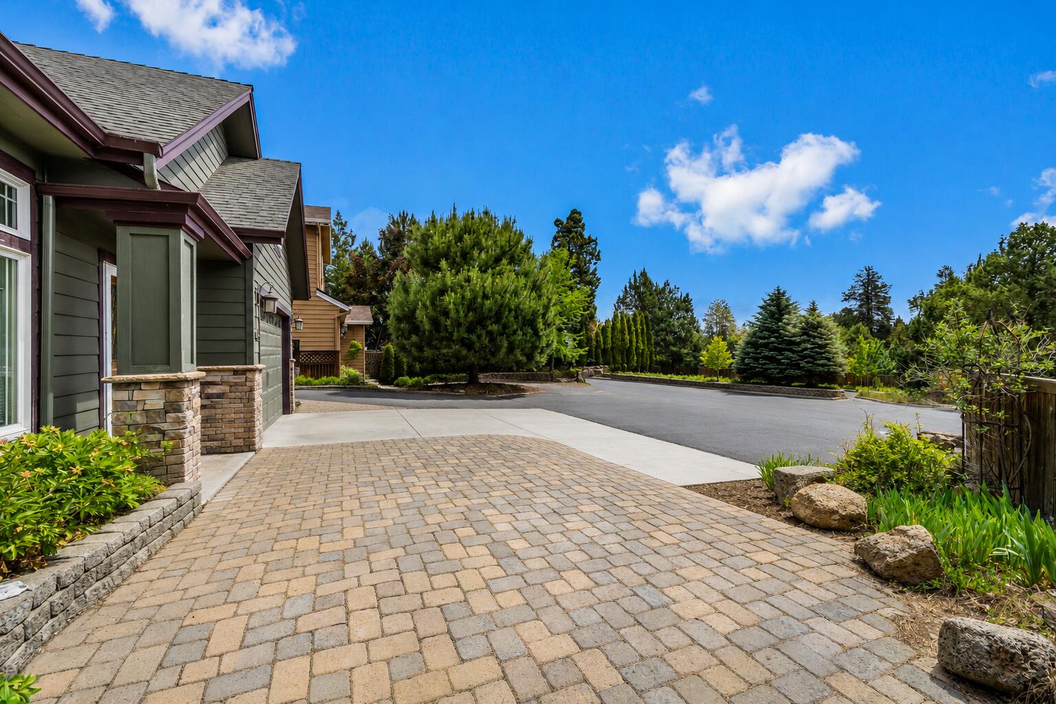 1652 NE Redrose Court
