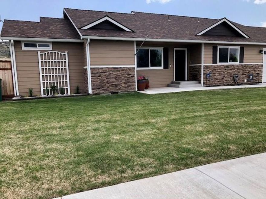 Nice 4 bedroom, 2 bathroom home with an open floor plan in a newer neighborhood. There is an incredible amount of parking, with an entire area for RV, boat, and other parking. This property exists on a nice corner lot with views of the mountains and beautiful sunsets.One Party Listing