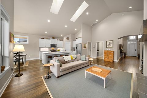 Tiny photo for 1229 NE Sunrise Street, Prineville, OR 97754 (MLS # 220212900)