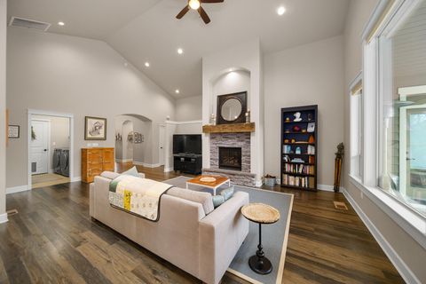 Tiny photo for 1229 NE Sunrise Street, Prineville, OR 97754 (MLS # 220212900)