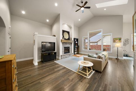 Tiny photo for 1229 NE Sunrise Street, Prineville, OR 97754 (MLS # 220212900)