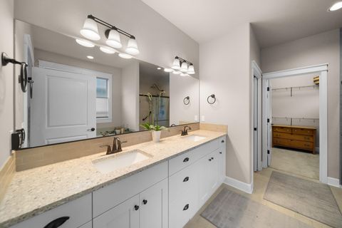 Tiny photo for 1229 NE Sunrise Street, Prineville, OR 97754 (MLS # 220212900)