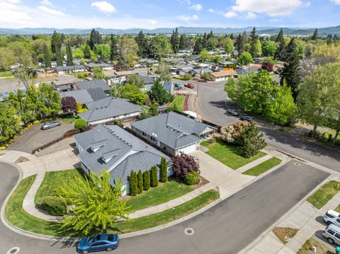 Tiny photo for 35 Scholarship Way, Medford, OR 97501 (MLS # 220219403)