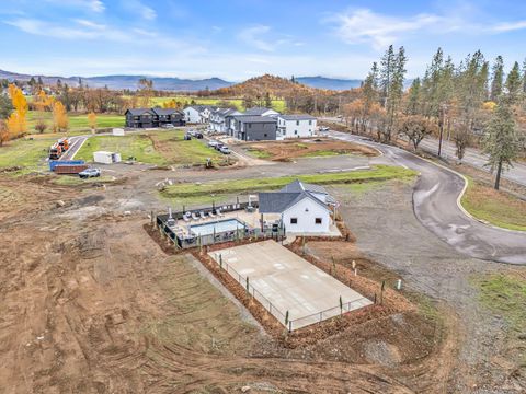 Tiny photo for 107 Golf View Drive, Eagle Point, OR 97524 (MLS # 220212164)