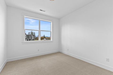 Tiny photo for 107 Golf View Drive, Eagle Point, OR 97524 (MLS # 220212164)