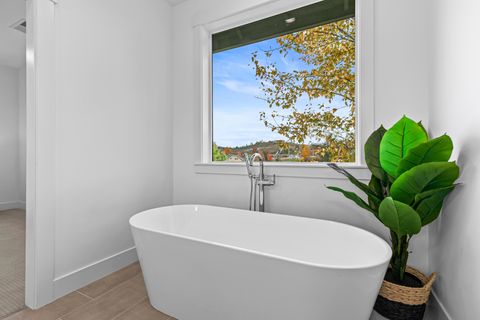 Tiny photo for 107 Golf View Drive, Eagle Point, OR 97524 (MLS # 220212164)