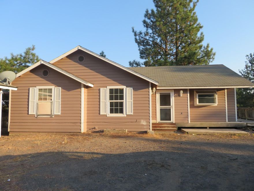 Located in Deschutes River Woods, this single level home features 1372SF, great room, 3 bedrooms, 2 baths, a detached 720SF guest house all on 1.44 private acres.