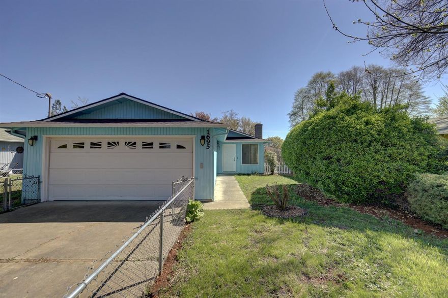 Move in ready, and remodeled in 2015! This well kept house is in a quiet and beautiful neighborhood. Conveniently located between South Medford High School and Stewart Meadows Golf Course. This house comes with large open concept design with laminate floors throughout.