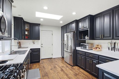 Tiny photo for 388 Genverna Glen, Grants Pass, OR 97527 (MLS # 220225381)