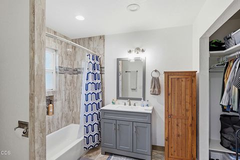 Tiny photo for 388 Genverna Glen, Grants Pass, OR 97527 (MLS # 220225381)