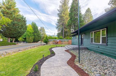 Tiny photo for 388 Genverna Glen, Grants Pass, OR 97527 (MLS # 220225381)