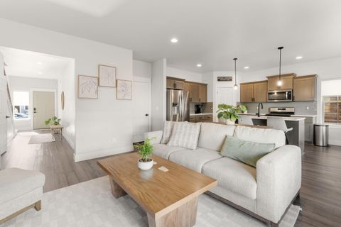 Tiny photo for 20608 Rolen Avenue, Bend, OR 97702 (MLS # 220215343)