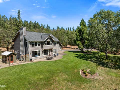 Photo of 375 Mountain Paradise Drive, Grants Pass, OR 97526 (MLS # 220226011)