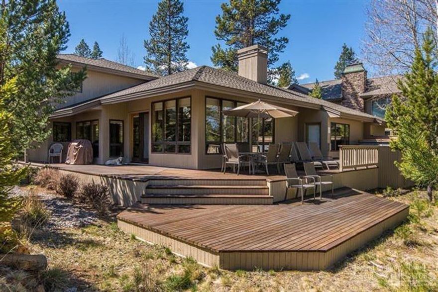 Fabulous golf course home. Wonderful high, wood, vaulted ceilings and large Pozzi metal clad wood windows throughout. Tile is used extensively in the kitchen and 3 baths. Massive wood burning fireplace in great room. 2 large master suites on main level. New $14,000 furnace/ A.C. SHARC paid in full. Top condition!