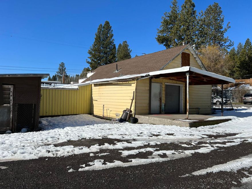 This Chiloquin riverfront grocery store had been in business for over three decades and is ready for its next owner. Seller is selling this property in an AS-IS condition, All potential buyers to perform their own due diligence.