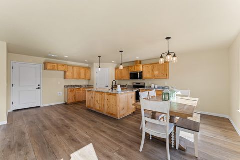 Tiny photo for 167 SE Champagne Court, Grants Pass, OR 97527 (MLS # 220221305)